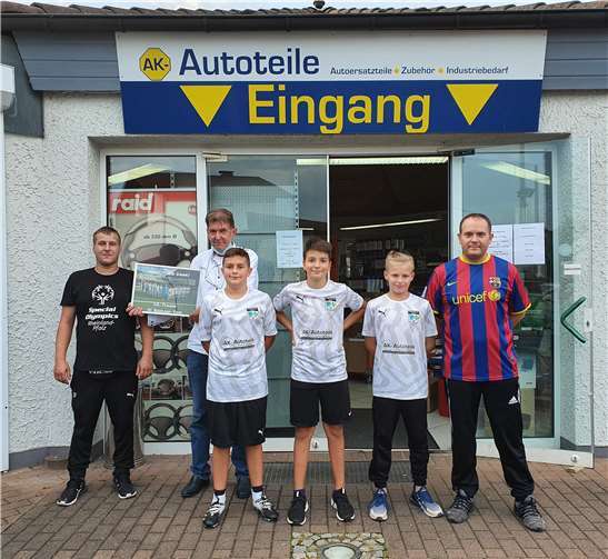 Die Vertreter des SC Bendorf-Sayn bei der Übergabe des Trikotsatzes. Fotos: privat
