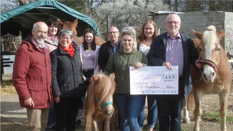 Die Vertreter des SPD-Soziafonds übergaben die Spende an den Verein „Leben mit Autismus“ (v. l.): Gert-Uwe Geerdts, Martina Koch, Corinna Schulze-Quabis, Jannika Melzer, Helmut und Daniela Pahlke, Maren Holstein und Dietmar Danz mit den Pferden Argon, Max, und Prinz. Foto: privat