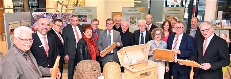 Die Vertreter des Vorstandes und des Verwaltungsrates der Kreissparkasse Ahrweiler bei der Ausstellungseröffnung. Die Vorsitzende des Kreisimkerverbandes, Barbara Hartmann (6.v.re.), Friedel Koll (1. v.li.) und Werner Surges (2.v.re.) haben die Ausstellung aufgebaut und konzipiert. Foto: privat