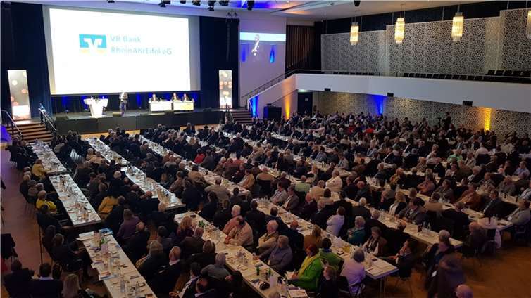 Die Vertreter in der vollbesetzten Rhein-Mosel-Halle haben der Verschmelzung der VR Bank Rhein-Mosel eG mit der Volksbank RheinAhrEifel eG mit großer Mehrheit zugestimmt. Fotos: KH