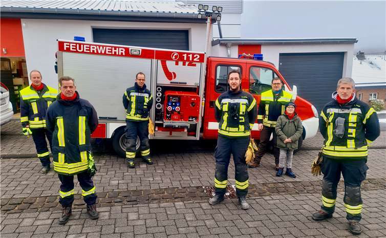 Die Vertreter von Förderverein, aktiver Wehr und Jugendfeuerwehr (v.l.n.r.:) Rainer Wollenweber, André Weingart, Mirko Diederichs, Michael Feinen, Thomas und Felix Montada sowie Thomas Funk. Fotos: privat