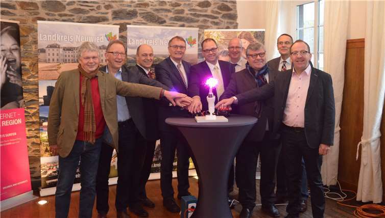 Die Vertreter von Kreis, Verbands-/Ortsgemeinden und der Telekom nehmen das neue Netz in Betrieb.privat