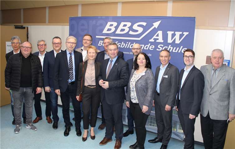 Die Vertreter von Schule, Handwerk, Gewerbe und Institutionen präsentierten sich nach der Pressekonferenz zum Gruppenfoto.Fotos: DU