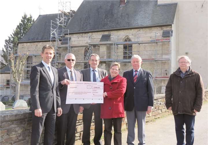 Die Vertreter von Sparkasse und Kirchengemeinde bei der Übergabe des Schecks. privat.