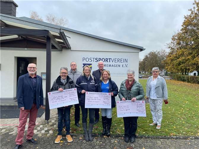 Die Vertreter von TV 08 Sinzig, Magic Majorettes und KTV Rhein-Ahr-Nette gemeinsam mit Vorstandsmitgliedern des Postsportverein Remagen bei der symbolischen Spendenübergabe vor dem Vereinsheim in Remagen. Foto: Lütt