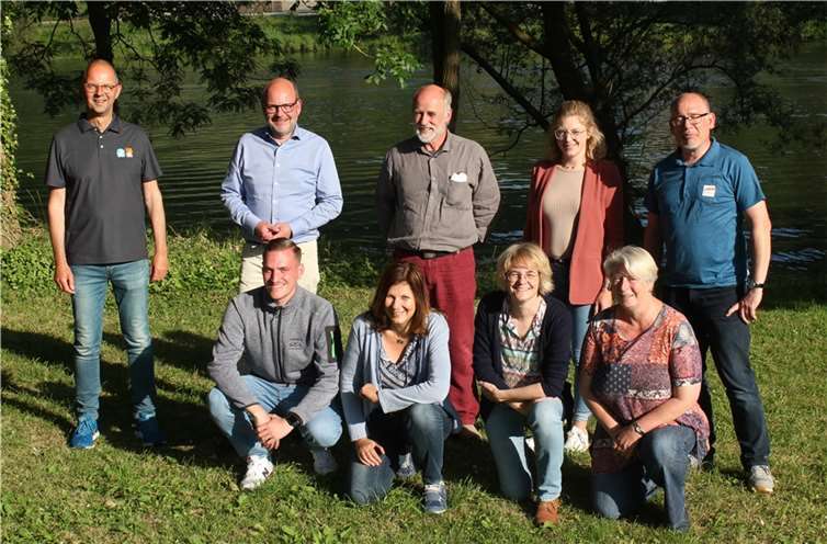 Die Vertreter von fünf deutschen „PremiumWanderWelten“ waren gemeinsam mit Fachreferenten an der Terrassenmosel zu Gast, u.a. Michael Schwippert, Prof. Dr. Heinz-Dieter Quack und Klaus Erber (hinten v.li.). Foto: M. Puschmann