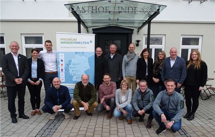 Die Vertreter von sechs deutschen „PremiumWanderWelten“ vor dem Albstädter Hotel Linde mit Albstadts Oberbürgermeister Klaus Konzelmann (hinten Mitte). Foto: Holger Much/Zollern-Alb-Kurier