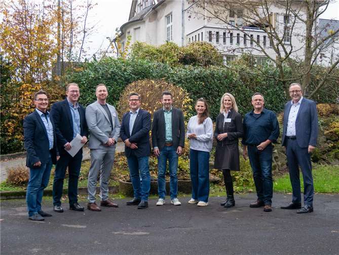 Die VertreterInnen der Schulen und der Politik freuen sich über das gelungene Berufsorientierungs-Projekt KarriereKompassLinz (von links nach rechts): Helmut Meixner (Berufsorientierung MGL), Philipp Rasbach (1. Kreisbeigeordneter des Kreises Neuwied), Björn Schikowski (Schulleiter RKS), Frank Becker (Bürgermeister der VG Linz), Ralf Weißenfels (Stv. Schulleiter MGL), Melanie Khazdouzian (Elternvertreterin MGL), Kathrin Jessen (Berufsorientierung RKS), Ulrich Hefner (Elternvertreter RKS), Helmut Muthers (Stadtbürgermeister Linz).Foto: Philipp Schmitz