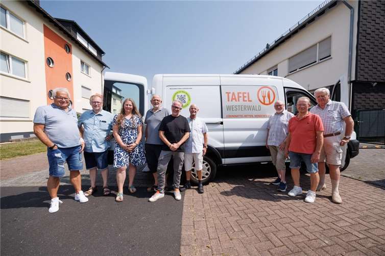 Die VertreterInnen des Fördervereins, der Ausgabestelle und der Regionalen Diakonie Westerwald freuen sich über das neue Fahrzeug, dessen Anschaffung der Förderverein Tafel Westerwald Montabaur/Wirges e. V. ermöglicht hat.  Fotos: Peter Bongard