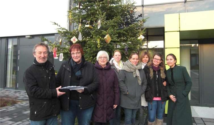 Die Vertreterinnen der AWO Meckenheim überreichen die Geldumschläge an die Vertreter der Jugendhilfe (v. l.): Jürgen Elsen-Bollig, Barbara Heymann, Anita Grundmann, Christine Hilger, Katja Schmidt, Monika Spittel, Julia Hahn und Feyza Yildiz.  Stadt Meckenheim