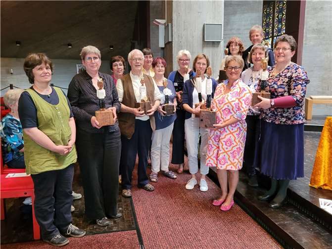 Die Vertreter/innen der Einrichtungen aus dem Kreis Neuwied konnten in Vettelschoß ihre Königsfiguren in Empfang nehmen.  Foto: Hildegard Schmitz