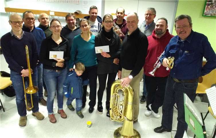 Die Vertreterinnen der Fördervereine (v.l.) Tina Schmidt für die St. Johannes Grundschule sowie Heidi Steffen und Mona Lachermair für den Kindergarten Regenbogenland nehmen die Spende der Null-Uhr-Kapell entgegen. Foto: Null-Uhr-Kapell