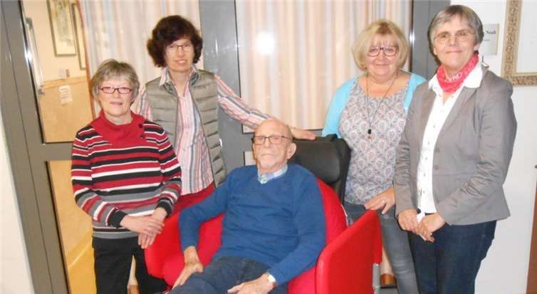 Die Vertreterinnen der Kfd überzeugten sich vor Ort von den Vorzügen des Schaukelstuhls (v. l.): Hildegard von Ameln, Ina Gies, Gaby Eudenbach und Lucie Werner.  privat