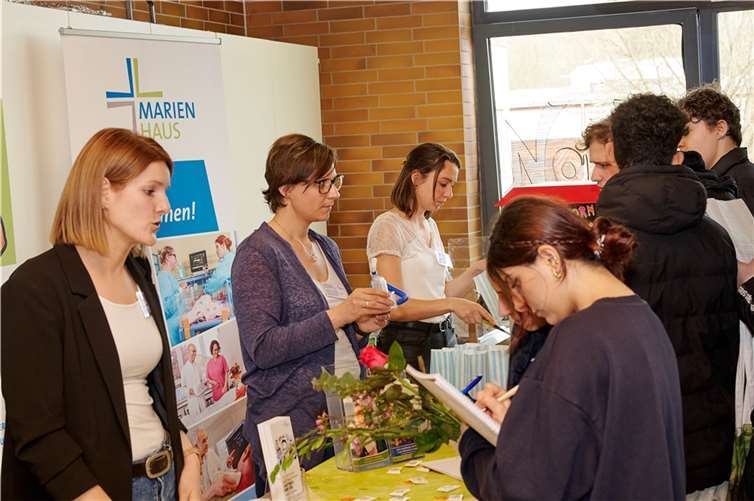 Die Vertreterinnen des Marienhausklinikums informierten die Boeselager-Realschüler über die breite Palette der Ausbildungsmöglichkeiten in ihrem Krankenhaus.  Foto:Johannes Morschhausen