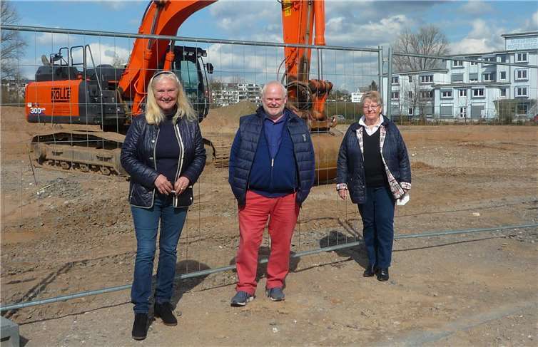 Die Vertreter/innen des Sportausschusses der CDU-Fraktion, v.li. Monika Sauer, Eitel Bohn und Fraktionsvorsitzende Anne Schumann-Dreyer an der Baustelle des neu zu errichtenden Hallenbades.Foto: privat