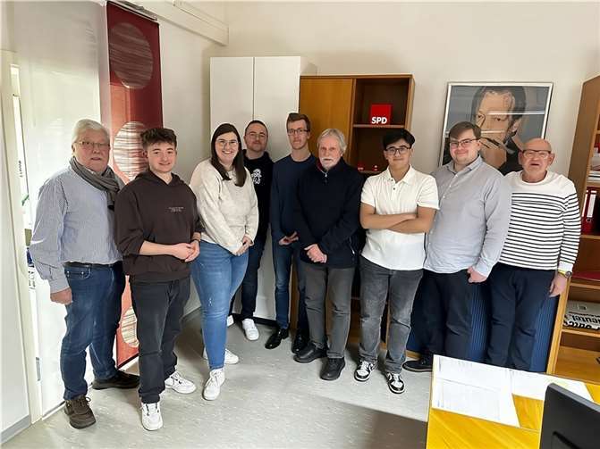 Die Vertreterinnen und Vertreter der Jusos und der AG 60 plus beim politischen Austausch  Foto: Sebastian Lück