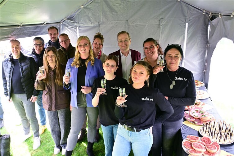 Die Vertreterinnen und Vertreter der Stadtverwaltung, der GEWI, der beteiligten Unternehmen, des Vereins und der Gastronomie konnte sich über den Abschluss des Wiederaufbauprojektes freuen.