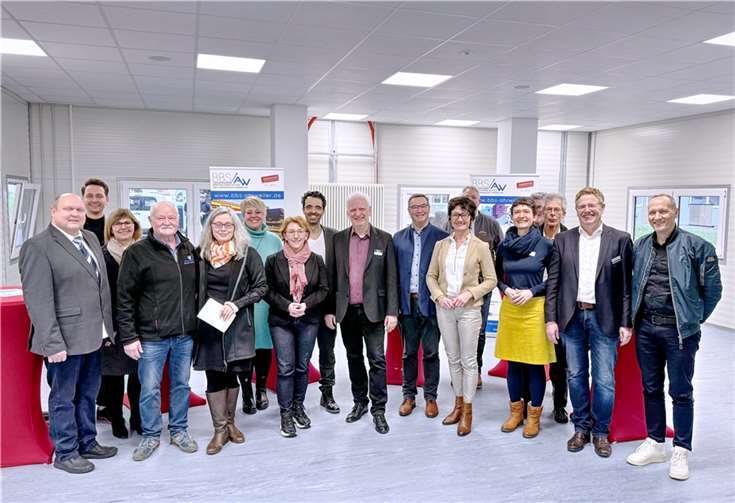 Die Vertreterinnen und Vertreter der dualen Partner der Berufsbildenden Schule des Kreises Ahrweiler beim 28. Berufsinfomarkt. Foto: Guido Höfer