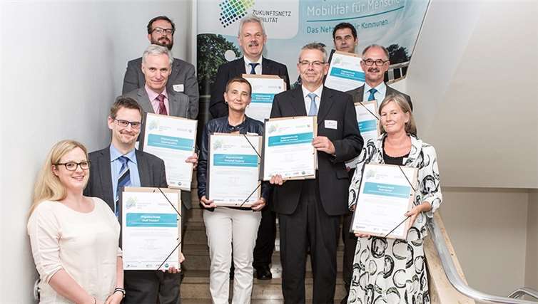 Die Vertreterinnen und Vertreter des Rhein-Sieg-Kreises und der kreisangehörigen Städte und Gemeinden mit ihren Mitgliedsurkunden.nola-bunke.de