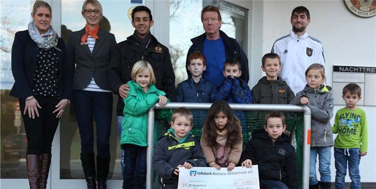 Die Vertreter/innen von Volksbank und FC Bassenheim bei der Scheckübergabe. privat