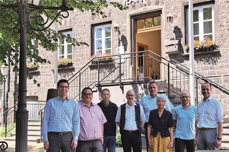 Die Vertreter:innen vor dem Rathaus in Kruft.