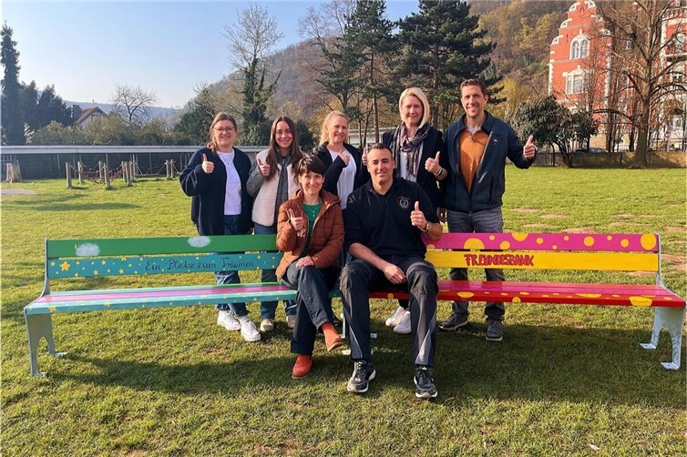 Die Vertretungen von Schule und Förderverein freuen sich gemeinsam mit Marlies und Mike Dühr von der Fa. Dühr GmbH über die beiden neuen Bänke.