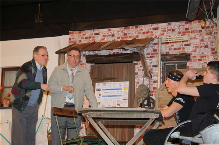 Die Verwaltungsbeamten Peter Krämer und Ernst Müller beäugen die neueNachbarschaft hinsichtlich ihres Auftretens mit Argwohn.