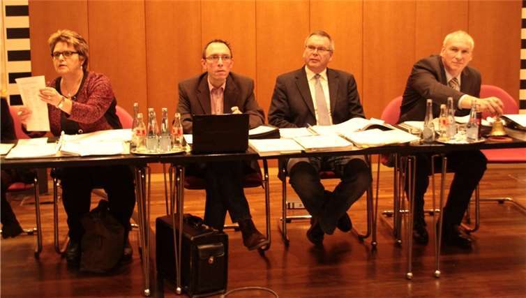 Die Verwaltungsspitze stellte den Haushalt 2016 zum Beschluss vor.AND