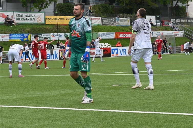 Die Verzweiflung ist Torhüter Robin Rohr und Innenverteidiger Alexej Eberhardt förmlich anzusehen.