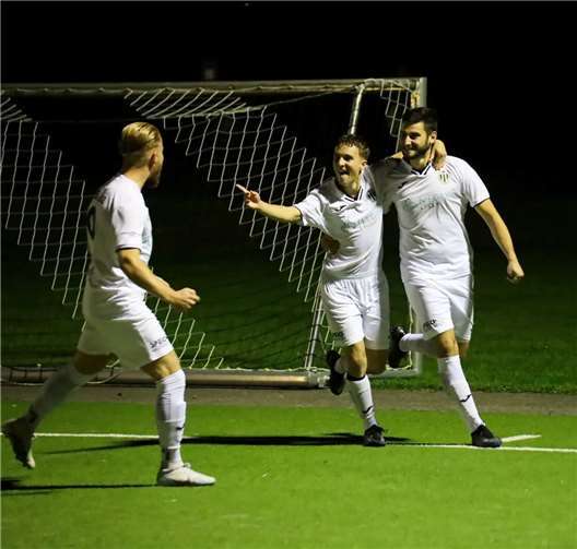 Die VfB-Angreifer Manuel Rott, John Nürnberg und Leonor Tolaj freuten sich über den 3:1-Hinspielsieg in Ellingen. Foto: Max Jäger