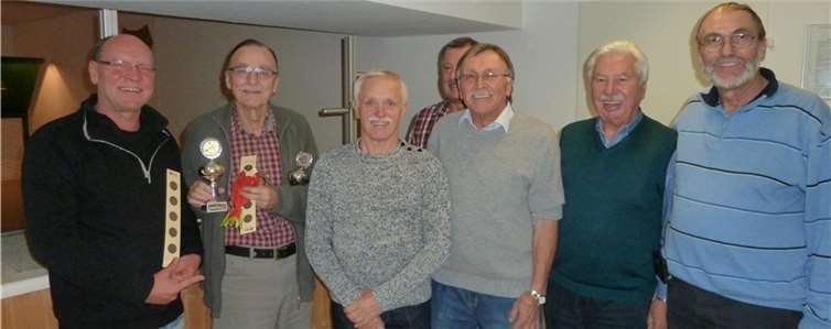 Die VfB-Hobbysportler (v.l.) Horst Stiwizyus (Vizekönig), der Doppelkönig Uli Moog, Jupp Weber, Uwe Prassel, Herbert Christandl, Friedhelm Konrad und Dietrich Kurek-Kurka.privat