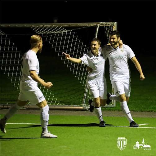 Die VfB-Spieler Manuel Rott, John Nürnberg und Leonor Tolaj freuen sich über die frühe 1:0-Führung. Foto: Max Jäger