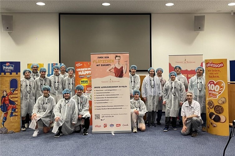 Die VfB’ler mit Ausbildungsleiter Volker Weckbecker nach dem Produktionsrundgang