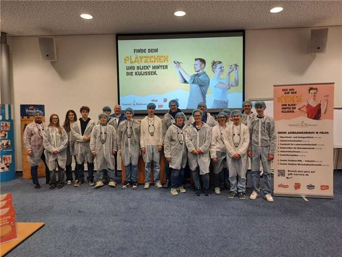 Die VfB’ler mit Ausbildungsleiter Volker Weckbecker nach dem Produktionsrundgang.  Foto: privat