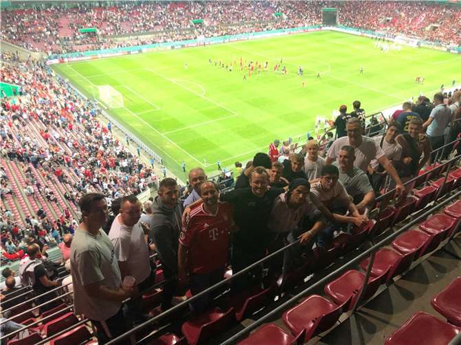 Die VfL-Familie beim DFB-Pokal. Quelle: VfL Oberbieber
