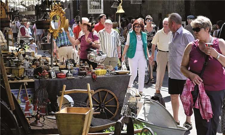 Die Vielfalt der Angebote auf dem 74 Antik und Trödelmarkt war schon erstaunlich. HEP