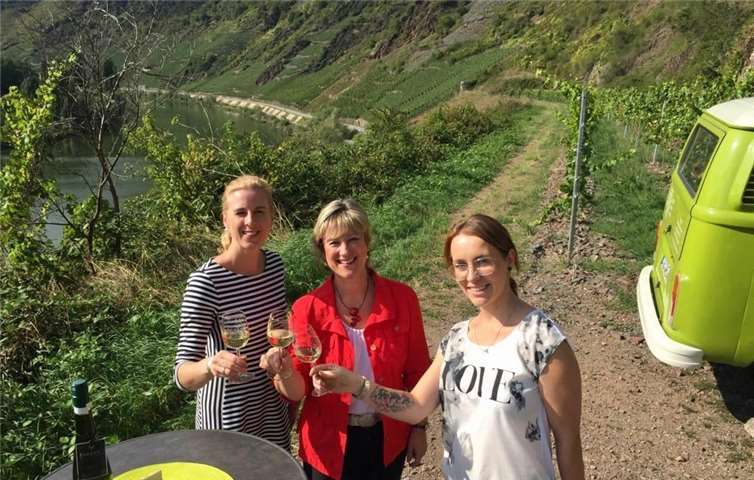 Die Vielfalt der einzigartigen Tier- und Pflanzenwelt der Terrassenweinberge mit einem Glas BREVA-Aperitiv können die Teilnehmer der Veranstaltung am 7. Mai im Valwiger Herrenberg erleben. Foto: Anke Beilstein, BREVA e.V.