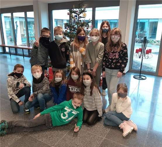Die Viertklässler der Grundschule Nickenich neben dem Weihnachtsbaum im Rathaus der Verbandsgemeinde Pellenz.Foto: privat