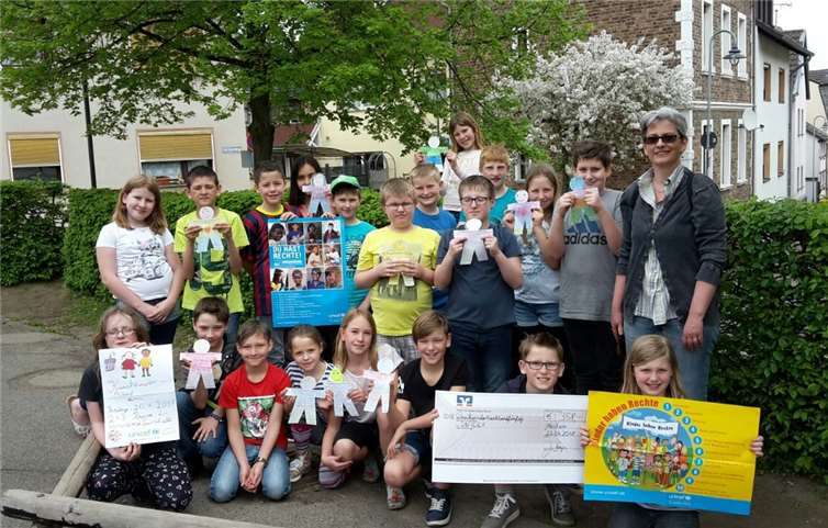 Die Viertklässler der Hellenbachschule in Westum und Lehrerin Julia Baye sind stolz auf ihre erfolgreiche Aktion.privat