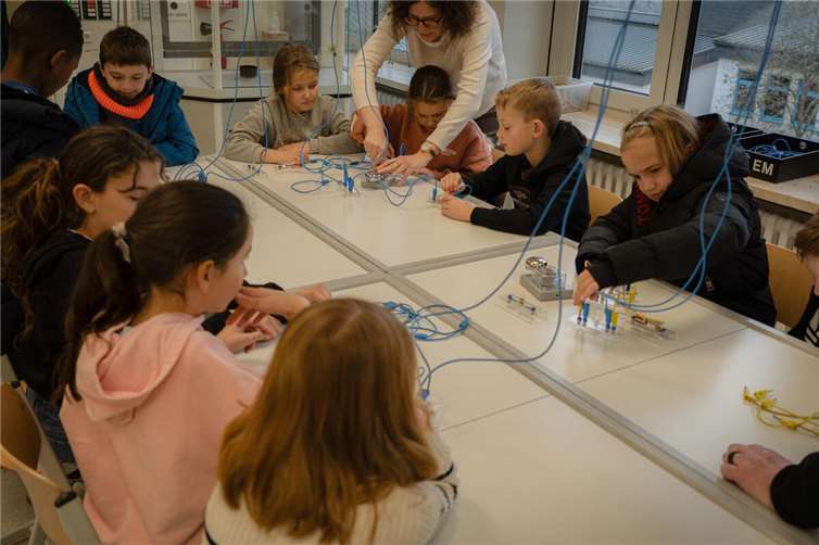 Die Viertklässler konnten sie in den Fachräumen spielerisch den Gebrauch von Tablets sowie computergesteuerten Roboterarme erproben und aus den naturwissenschaftlichen Fachräumen brachten die Kinder ihre bunten Filterpapierwerke mit, während sie im Kunstprojekt kleine Kunstwerke erschufen. Foto: Svea Peters