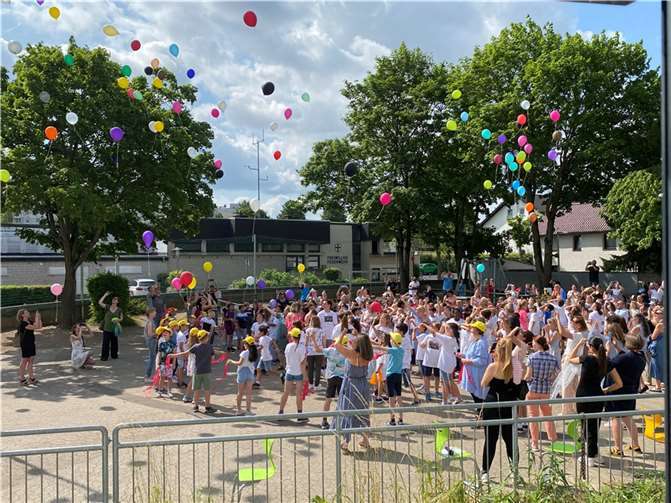 Die Viertklässler ließen biologisch abbaubare Luftballons in den Himmel steigen. Quelle: KGS Meckenheim