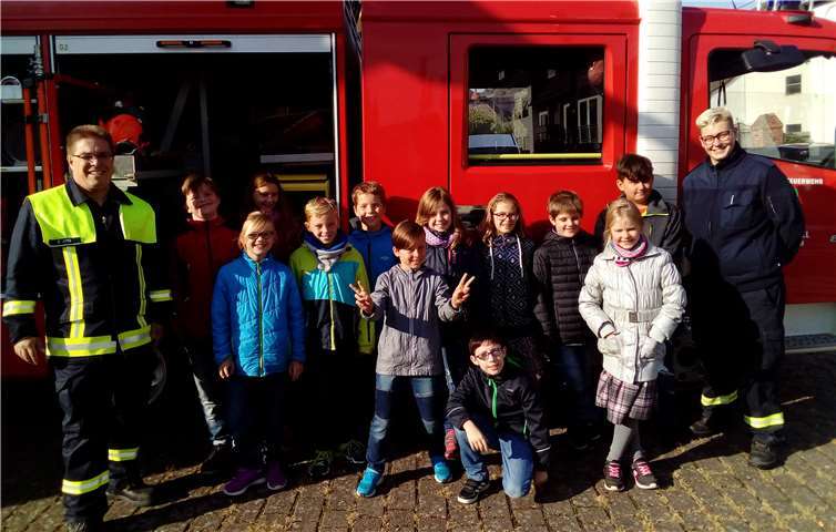 Die Viertklässler ließen sich von den erfahrenen Brandschützern alles Wichtige rund um die Feuerwehr erklären – und vielleicht möchte der ein oder andere nun selbst aktiv werden in der Jugendfeuerwehr. Privat
