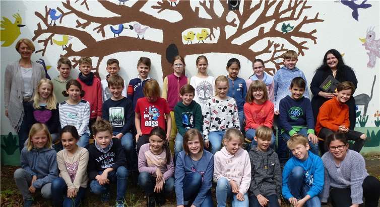 Die Viertklässler mit Klassenlehrerin Heike Gratz-Wüllner und Nicole Jünger (re.).Foto: Renate Clasen