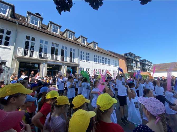 Die Viertklässler tanzten am Ende des Wandertages für die Schulgemeinschaft, die sich auf dem Schulhof traf und gemeinsam den Abschluss des schönen Tages feierte.