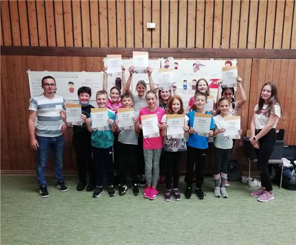 Die Viertklässler zeigen stolz ihre Urkunden vom Selbstbehauptungskurs. Fotos: privat
