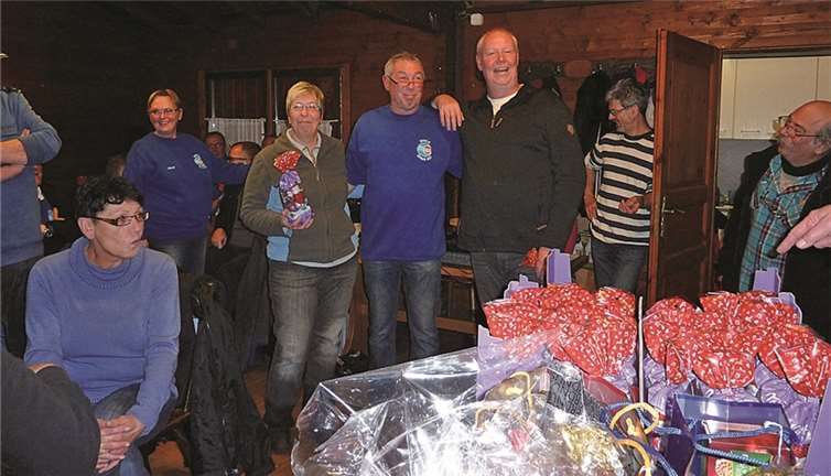 Die Viertplatzierten Gabi Schopp und Dieter Schopp mit Harald Kessler, Vorsitzender der Bouelabteilung. privat