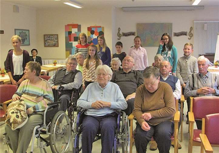 Die Violinen-Klasse bereitete den Bewohnern des Ahrweiler Seniorenheims Maria und Joseph im Katharinensaal eine besondere musikalische Überraschung.