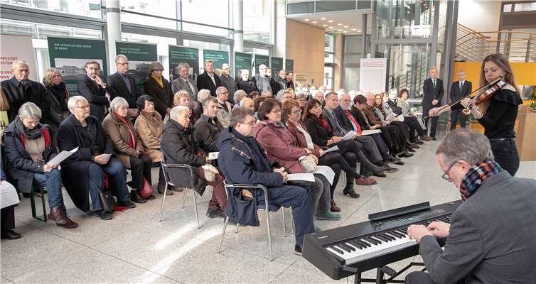 Die Violinistin Judith Stapf machte die Gedenkfeier für die Opfer des Nationalsozialismus im Rheinbach Rathaus-Foyer für die Zuhörer unvergesslich. Fotos: -JOST-