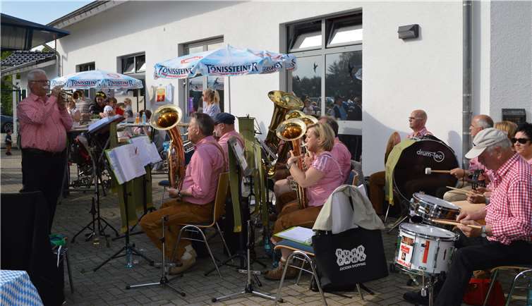 Die Vischeltaler Blaskapelle aus Berg sorgte für die passende Musik.