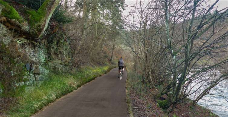 Die Visualisierung zeigt den künftigen Radweg entlang des Ahrufers.Quelle: LBM Cochem-Koblenz